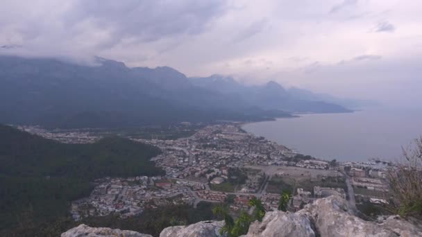 Pintoresca vista de las montañas nubladas y el mar — Vídeo de stock