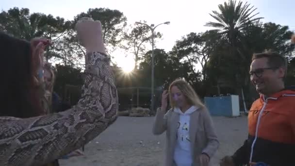 Amigos divirtiéndose juntos al aire libre — Vídeo de stock