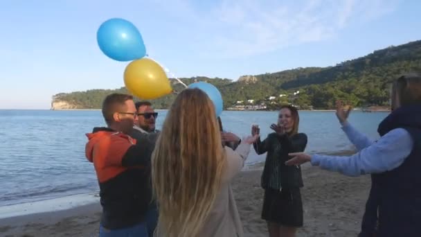 Amigos divirtiéndose juntos al aire libre — Vídeos de Stock