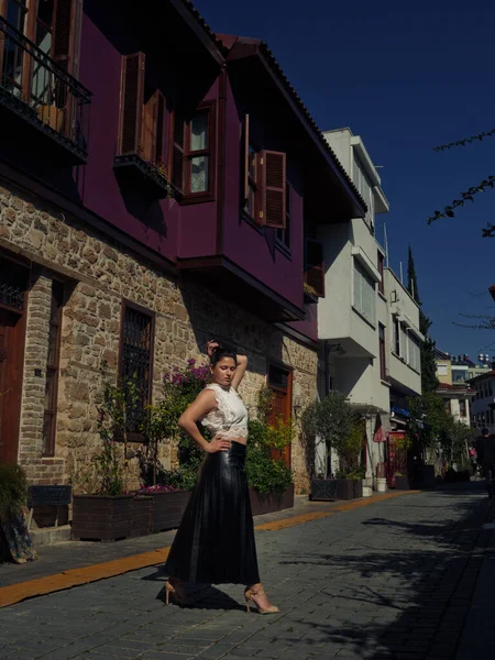 Woman standing on the street — Stock Photo, Image