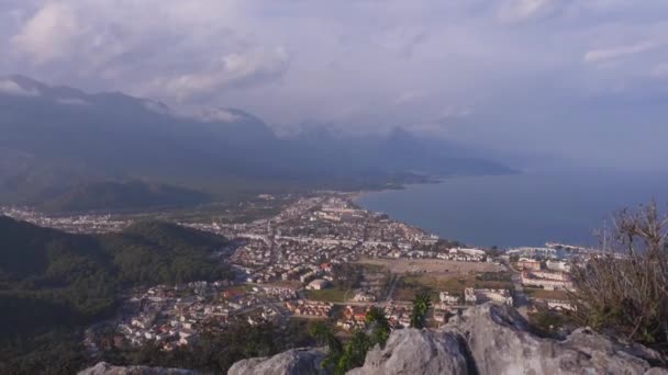 Bulutlu dağların ve zaman diliminde deniz manzarası — Stok video