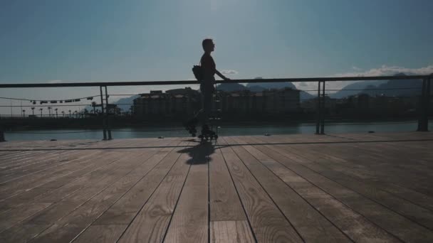 Ung ljus kvinna i rullskridskor — Stockvideo