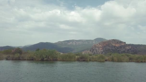 Viagem de barco em um rio Dalyan — Vídeo de Stock