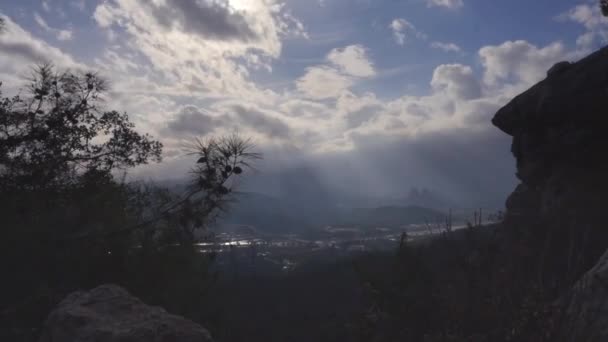 Pittoresca vista delle montagne nuvolose in timelapse — Video Stock