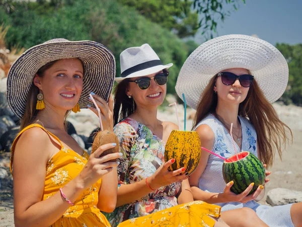 Deniz kenarında piknik yapan iki arkadaş.