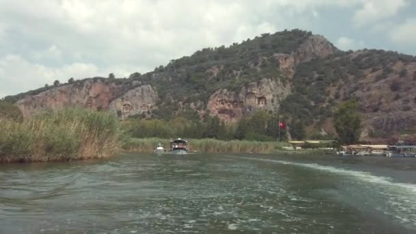 Viagem de barco perto de túmulos de rocha Lícia perto de Dalyan — Vídeo de Stock