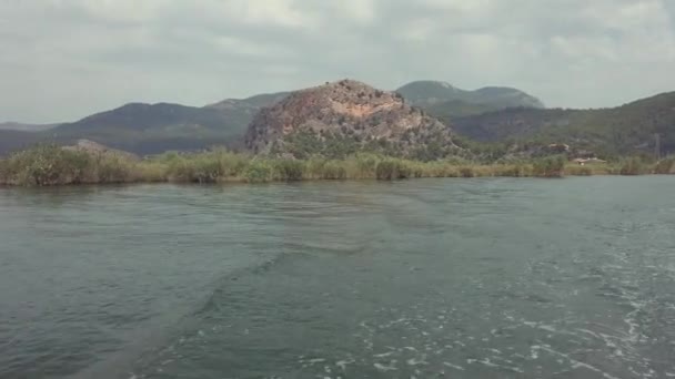 Gita in barca su un fiume Dalyan — Video Stock