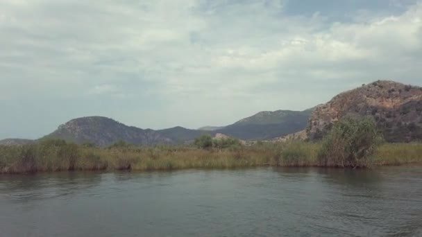 Wycieczka łodzią po rzece Dalyan — Wideo stockowe