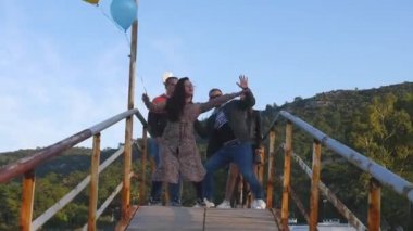 Arkadaşlar dışarıda eğleniyor.