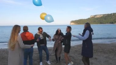 Arkadaşlar dışarıda eğleniyor.