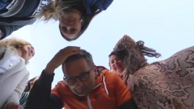 Çemberde duran arkadaş grubu