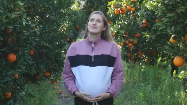 Mujer joven disfrutando del tiempo de embarazo — Vídeos de Stock