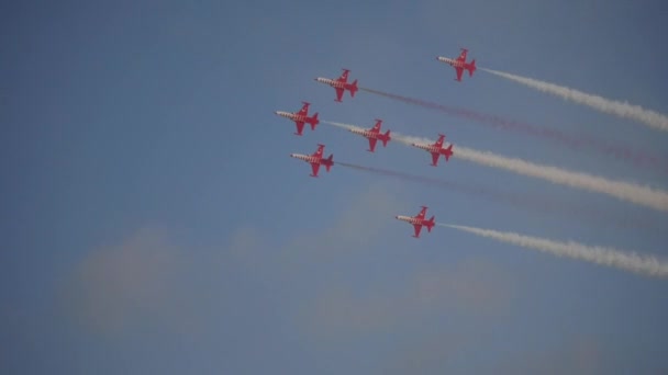 Antalya, Turkiet: april 2018. Turkiska stjärnor aerobatic team — Stockvideo