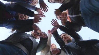 Çemberde duran arkadaş grubu