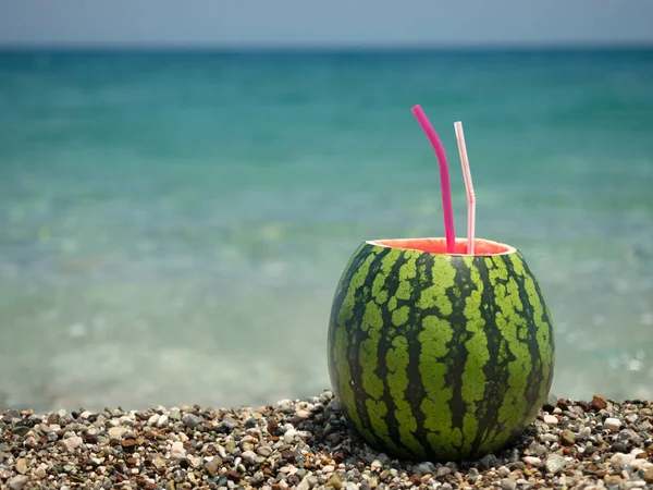 Deniz kenarında karpuz kokteyli