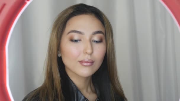 Vista de cerca de la cara de la mujer con maquillaje — Vídeos de Stock
