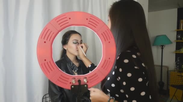 Make-up malíř nanáší večerní oční stíny — Stock video