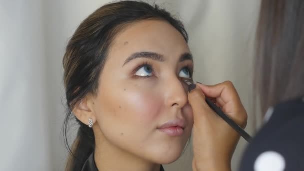 Maquillaje artista aplicando sombras de ojos — Vídeos de Stock