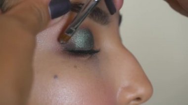 Makyaj sanatçısı akşam gözlüğü takıyor.