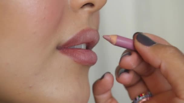 Applying rose lip pencil — Stock Video