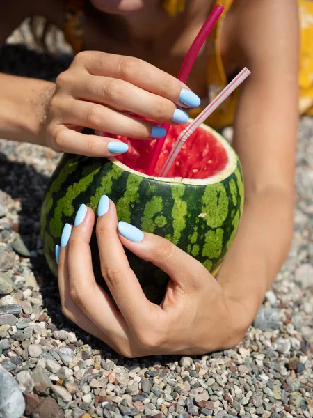 Yaz mevsimi için mavi manikür