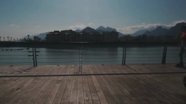 Genç, zeki kadın paten kayıyor. 