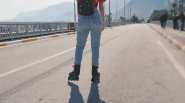 Genç, zeki kadın paten kayıyor. 