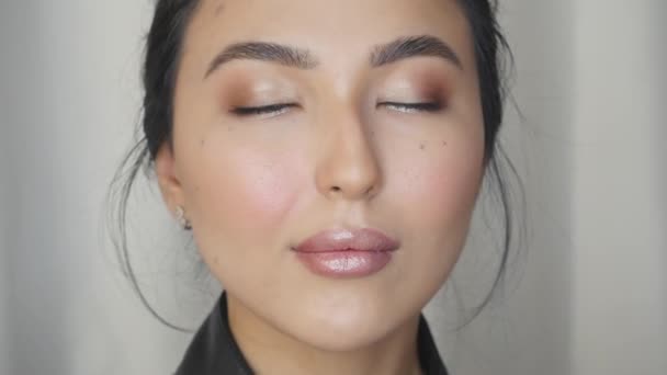 Közelkép a női arc smink — Stock videók