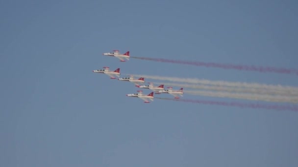 Antalya, Turkiet: april 2018. Turkiska stjärnor aerobatic team — Stockvideo