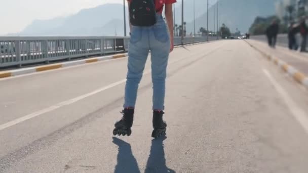 Молодая умная женщина катается на роликах — стоковое видео
