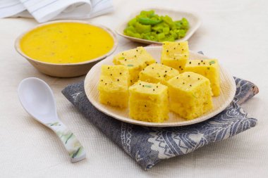 Geleneksel Hint sokak yemekleri Khaman Dhokla Chutney & Chili ile servis edilir