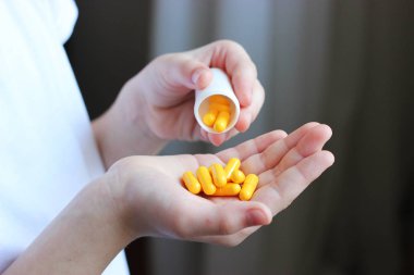 çocuk elini içine tablet şişe dışarı dökülen. hapları çocuk elinde. çocuk hastalıkları. Sağlık kavramı.