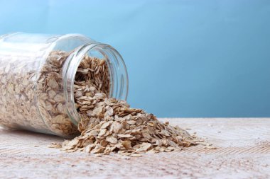 güzel bir arka plan üzerinde bir kavanoza yulaf gevreği. sağlıklı gıda. doğru beslenme.