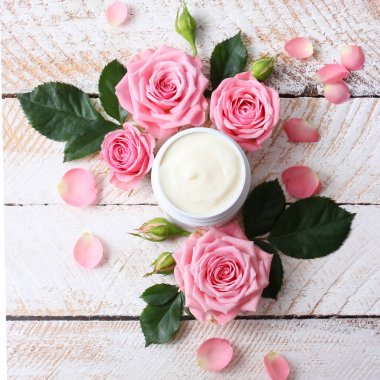 bakım kremleri güzel gül ahşap bir zemin üzerine bir kavanoza. Anti-Aging Krem. Krem cilt bakımı için. eller için. yüz için. Kozmetik bakım için.