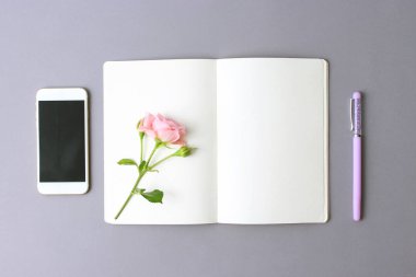 telefon, kalem, not defteri ve gri arka plan üzerinde gül. tarzında mimari tasarım için bir beste. Sayfanın Üstü. duygusuzca