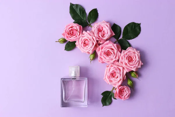 Flaska Parfym Pastell Bakgrund Med Sammansättning Rosor Doft För Kvinnor — Stockfoto