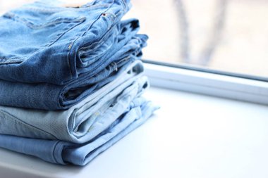 ideal bir yığın kot mağaza rafındaki bir etiketle. bir sürü katlanmış kot pantolon. kot pantolon raf.