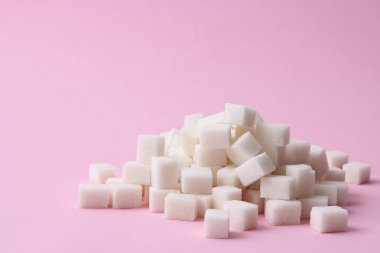Bir avuç pastel bir arka plan üzerinde kesme şeker. şeker piramit. minimalizm, tasarım, diyabet, tatlılar, kalori. 