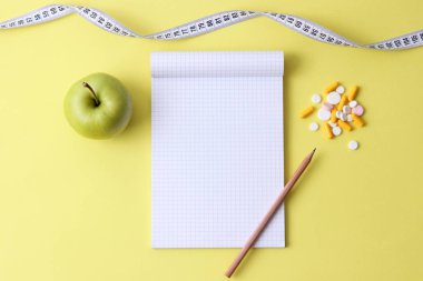 santimetre bant, dizüstü ve tablet metin için yer ile renkli bir arka plan üzerinde. kavramı, sağlık, kilo kaybı, diyet, koloniler yanma, kilolu. minimalizm, üstten görünüm. flatlay 