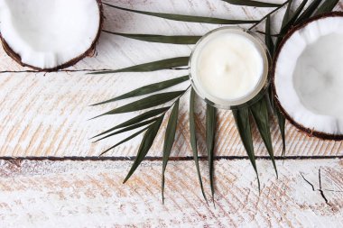 Hindistan cevizi kozmetik doğal cilt bakım ürünleri. palm yaprak, Hindistan cevizi ve ahşap arka plan üzerinde kozmetik krem. minimalizm, üst. flatlay 