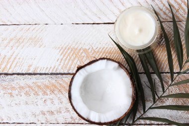 Hindistan cevizi kozmetik doğal cilt bakım ürünleri. palm yaprak, Hindistan cevizi ve ahşap arka plan üzerinde kozmetik krem. minimalizm, üst. flatlay 