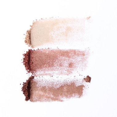 beyaz zemin üzerine gözler için farklı renklerde birkaç kozmetik göz farı gölgeler. gölgeler paleti. minimalizm, tedarik tasarım için. Sayfanın Üstü