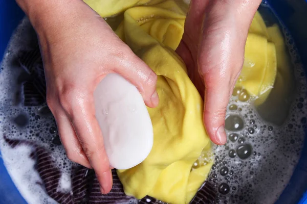 Lavagem Mãos Coisas Coloridas Mãos Mulheres Lavam Coisas Coloridas Água — Fotografia de Stock