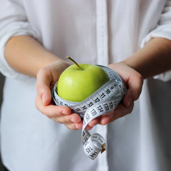 Centimetr Pásky Zelené Jablko Ženských Rukou Světlém Pozadí Minimalismus Dieta — Stock fotografie