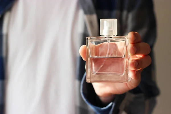 Hombre Vestido Estilo Urbano Tiene Perfume Fragancia Del Hombre Minimalismo — Foto de Stock