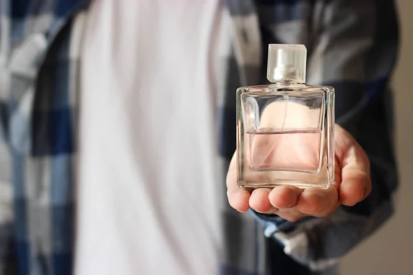 Ein Mann Urbanen Stil Hält Parfüm Der Hand Männerduft Minimalismus — Stockfoto