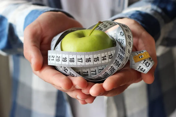 Grönt Äpple Och Centimeter Tejp Manliga Händer Kost Frisk Kropp — Stockfoto