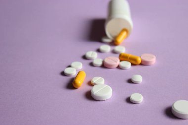hapları pastel bir arka plan üzerinde. minimalizm kompozisyon tarzı tasarım için. Sağlık kavramı. Sayfanın Üstü