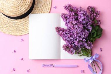 leylak ve renkli bir arka plan ile metin eklemek için yer üstünde defter. Minimalizm, üstten görünüm, çalışma alanı. yaratıcı flatlay 