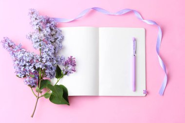 leylak ve renkli bir arka plan ile metin eklemek için yer üstünde defter. Minimalizm, üstten görünüm, çalışma alanı. yaratıcı flatlay 